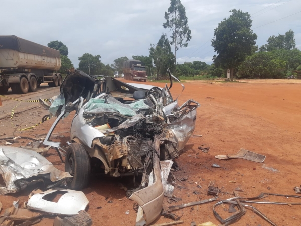 COLISÃO ENTRE AUTOMÓVEL E CARRETA DEIXA UM MORTO NA BR-226 NO MARANHÃO