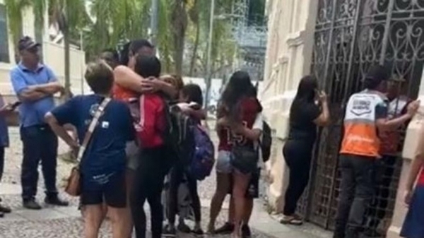Aluno é contido ao tentar agredir a facadas colegas em escola no Rio