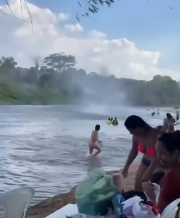 REDEMOINHO DE VENTO ASSUSTA BANHISTAS DE BALNEÁRIO DE COLINAS, NO MA