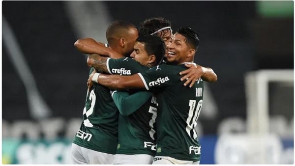 Palmeiras vence o Botafogo de virada e aumenta vantagem na liderança