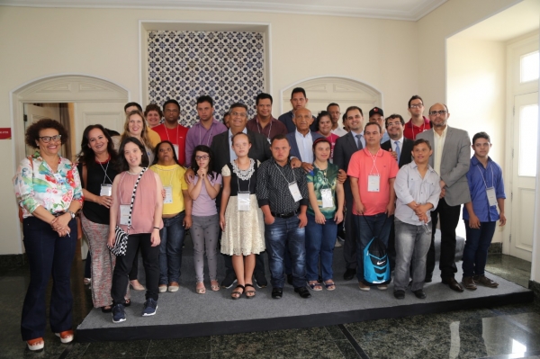 Governador Flávio Dino recebe jovens de curso para pessoas com Síndrome de Down
