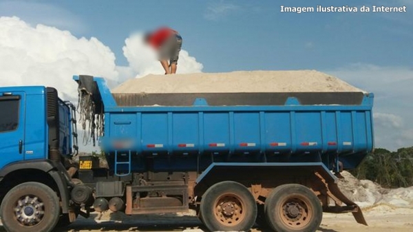 Carga de areia é apreendida pela PRF na BR-222, em Açailândia