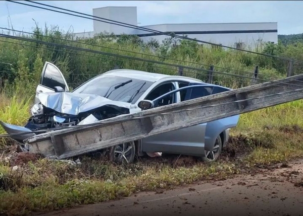 Motorista bate carro em poste na Estrada do Arroz
