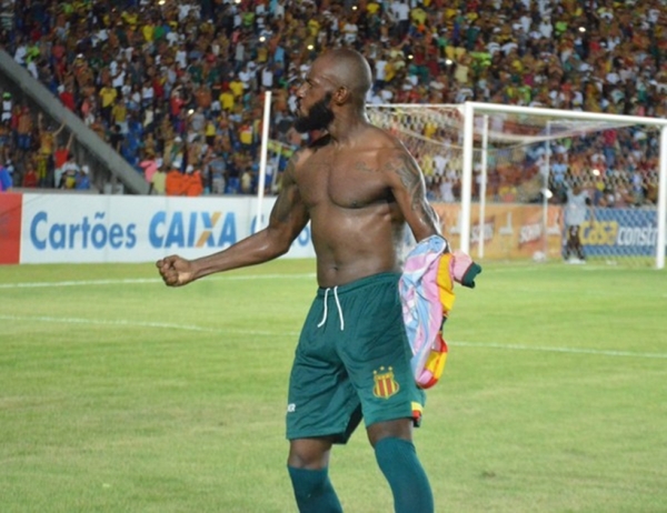 MARANHÃO - Sampaio diz que zagueiro foi xingado de 