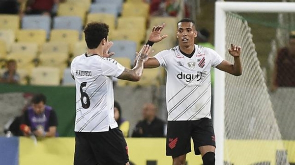 Athletico-PR vence o Fluminense de virada no Maracanã