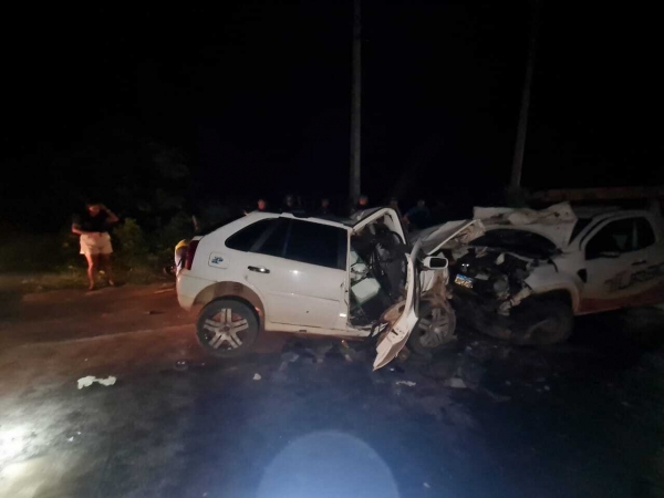 ACIDENTE DEIXA DOIS MORTOS E DOIS FERIDOS APÓS CARRO INVADIR CONTRAMÃO E COLIDIR COM PICAPE NA BR-135, NO MA