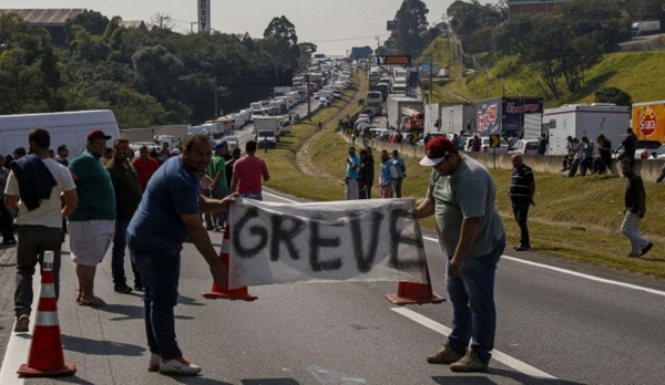 Senado aprova urgência para projeto que isenta diesel de PIS/Cofins