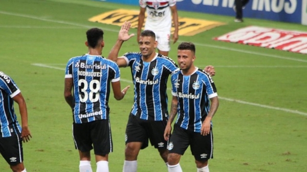 São Paulo vira sobre o Grêmio, coloca fim a jejum e mantém vivo sonho do título