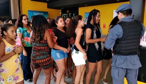 Polícia Militar oferece sessão de cinema “gratuita” para alunos, em Açailândia