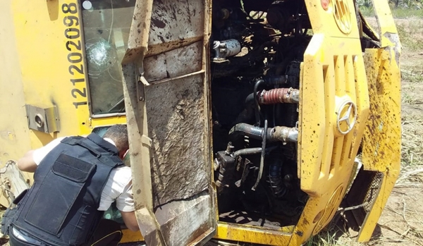 Carro-forte capota após desviar de ônibus em Coelho Neto