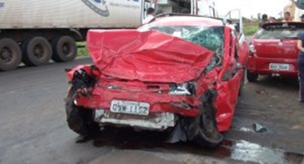 Irmãos ficam feridos após acidente com morte na BR-135