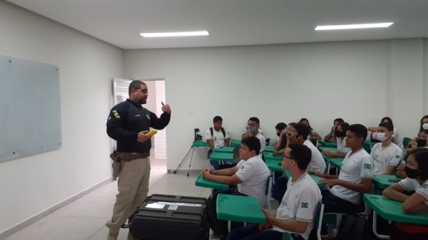 PRF realiza ação educativa no Instituto Federal do Maranhão de Santa Inês