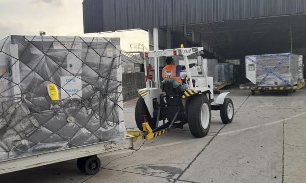 Covid-19: chegam ao Brasil 3,8 milhões de doses da vacina AstraZeneca