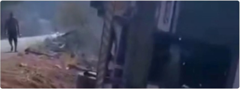 CARRETA COM BOIS CAPOTA E PARTE DA CARGA É CARBONIZADA NA BR-135 EM PARAÍBANO; MOTORISTA SOBREVIVE