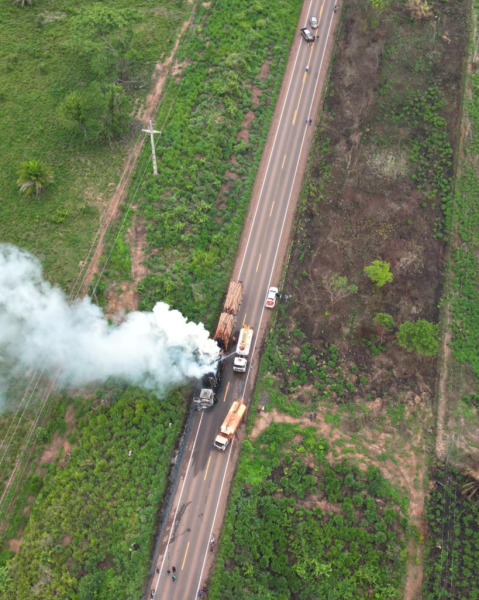 IMPERATRIZ - CARRETA PEGA FOGO NA BR-010