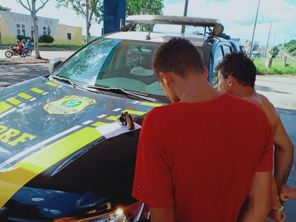 PRF prende assaltantes de van e devolve os pertences das vítimas