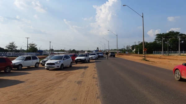 PRF flagra veículos às margens da BR 010 sendo abastecidos com 