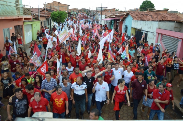Mesmo com chuva, caminhada de Juscelino Oliveira 65 lota e atesta liderança nas pesquisas
