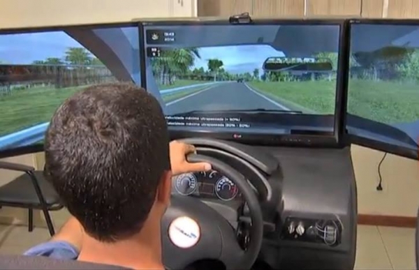 Aulas em simulador de direção nas autoescolas passam a ser obrigatórias este ano