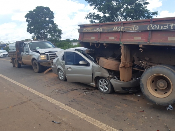 MARANHÃO - Engavetamento na BR 010 deixa duas pessoas feridas e causa lentidão no trânsito em Imperatriz 