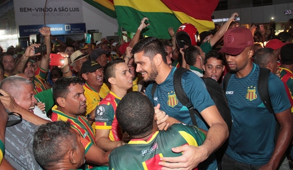 Nos braços do povo: Sampaio Corrêa desembarca com festa em São Luís