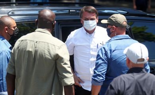 Bolsonaro vota no segundo turno das eleições municipais no Rio