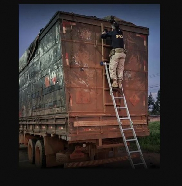 PRF APREENDE CAMINHÃO COM CARGA IRREGULAR DE CARVÃO EM AÇAILÂNDIA; MOTORISTA NÃO TINHA CNH