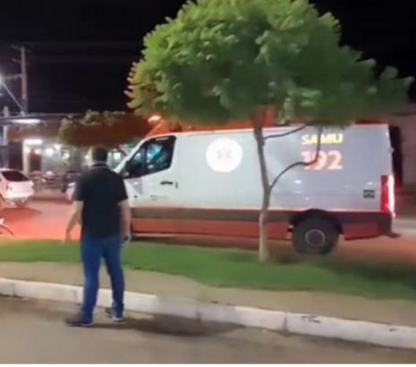 Mulher fica gravemente ferida em acidente entre moto e ônibus na Av. Pedro Neiva