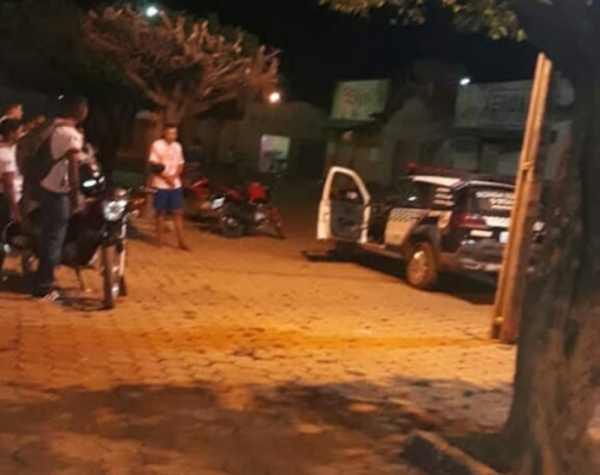 AÇAILÂNDIA URGENTE – Homem invade escola com facão e agride aluno dentro de sala de aula para vingar agressão do filho.