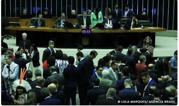 CÂMARA REVOGA NOVO SEGURO DPVAT E LIMITA BLOQUEIO DE EMENDAS