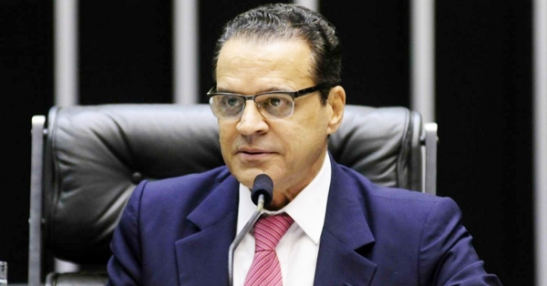 O povo brasileiro gasta R$ 800 mil por ano com aposentadoria de deputados federais presos