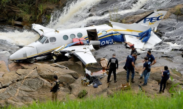 Avião é retirado do local onde caiu em Minas, matando cinco pessoas