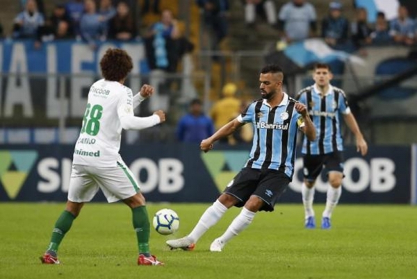 Em jogo com seis gols e VAR, Grêmio e Chape empatam e ampliam sequência sem vitória