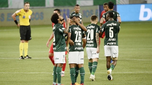 Palmeiras suporta pressão, vence o Bragantino e segue perto do G-4