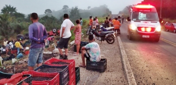 Caminhão carregado de açaí capota e deixa dois mortos na BR-222/MA