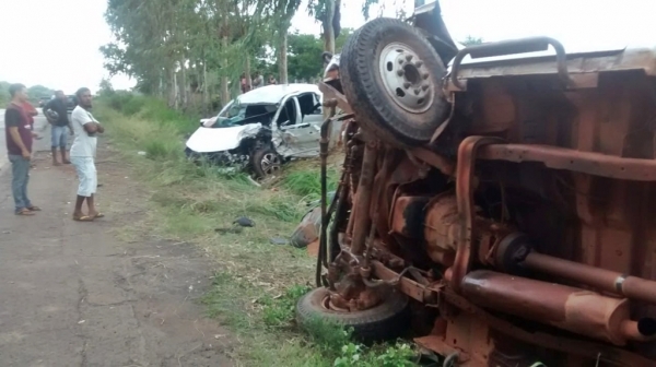 Acidente entre carro e caminhão 'pau de arara' deixa mortos na BR-222, no Maranhão