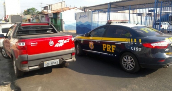 IMPERATRIZ - Mulher tenta se jogar de carro em movimento