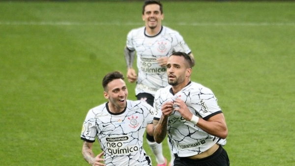 Corinthians vence em reestreia de Renato Augusto, sobe na tabela e freia Ceará
