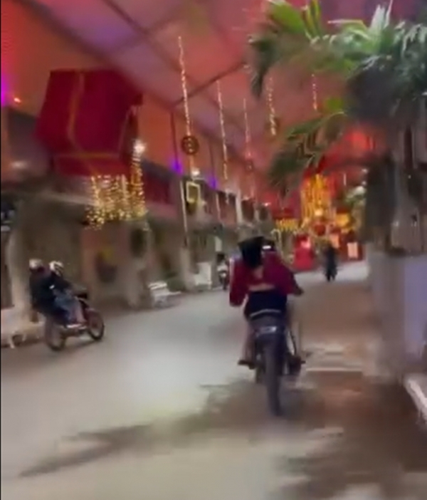 GRUPO DE MOTOCICLISTAS É FLAGRADO TRAFEGANDO POR DENTRO DO CALÇADÃO DE ITZ