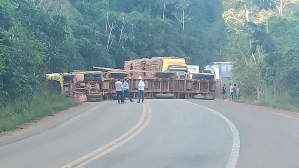 Carreta tomba na BR-222 e bloqueia rodovia
