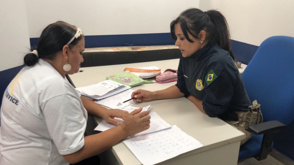 Funcionária terceirizada da PRF é alfabetizada por policial na Ceilândia/DF