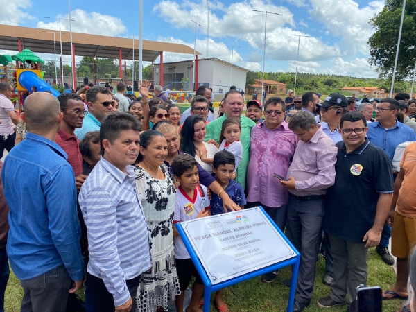 VEREADORES PARTICIPAM DA INAUGURAÇÃO DA PRAÇA Manuel Almeida Pinho NO ASSENTAMENTO CALIFORNIA
