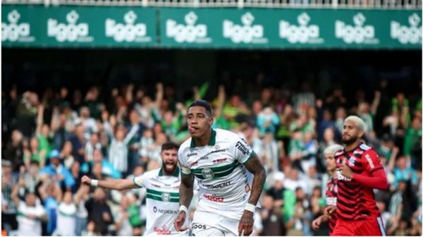 Coritiba vence o Flamengo e se mantém na Série A