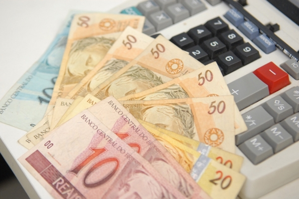 Fazenda sugere fim do abono salarial e revisão do reajuste do mínimo