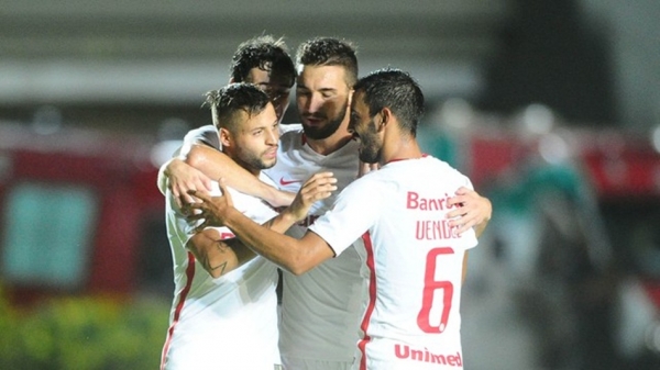 Brenner marca duas vezes e Internacional goleia o Sampaio