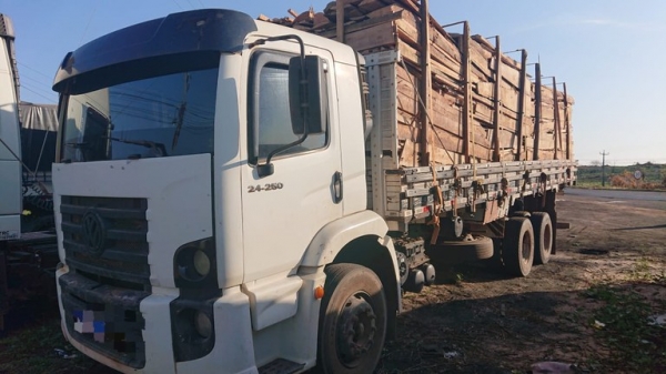 PRF APREENDE MADEIRA SENDO TRANSPORTADA DE FORMA IRREGULAR EM IMPERATRIZ/MA