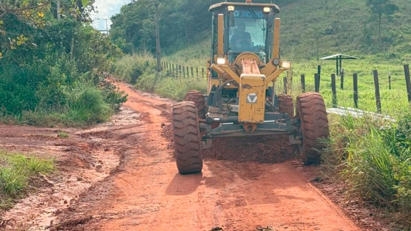 PREFEITURA DE AÇAILÂNDIA INICIA RECUPERAÇÃO DA ESTRADA VICINAL DA CALIFÓRNIA.