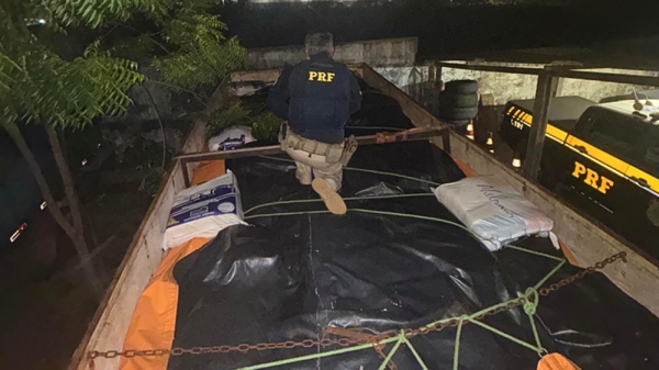 PRF APREENDE 6 TONELADAS DE QUEIJO TRANSPORTADO IRREGULARMENTE EM SACOS DE ADUBO E SEM REFRIGERAÇÃO EM CAXIAS (MA)