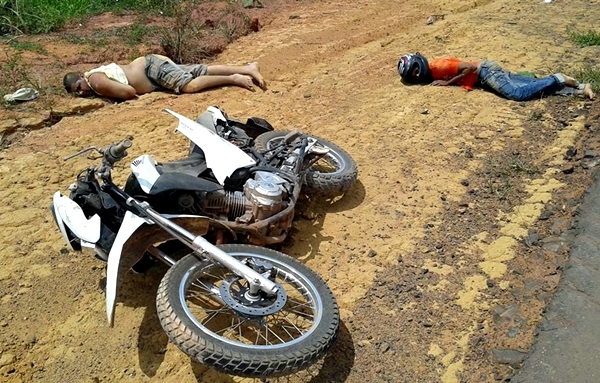 Dois Homens ficam gravemente feridos em acidente na BR-222, próximo ao Córrego Novo