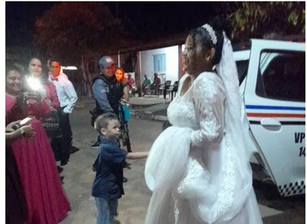 Noiva pega ‘carona’ em viatura da PM após carro quebrar a caminho de casamento no Maranhão